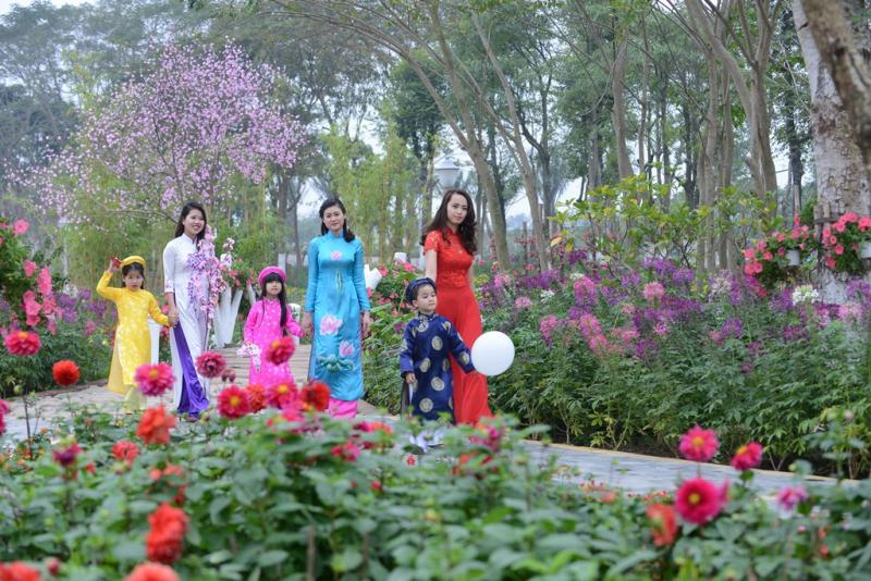 người Hà Nội rủ nhau đi lễ hội hoa Ecopark tại Văn Giang Hưng Yên