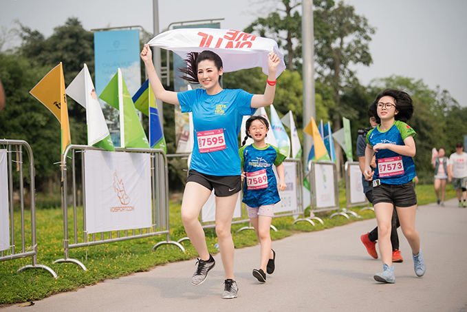 Á Hậu Tú An chạy giải ecopark Marathon