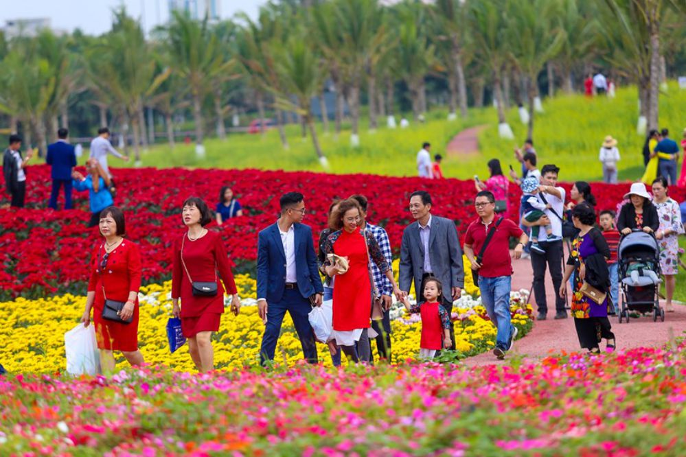 du khách thưởng thức bức tranh mùa xuân tại Ecopark